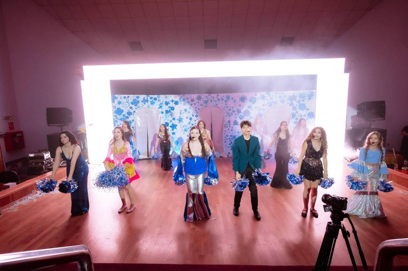 You are currently viewing Elevii de la „Bălașa Doamna” au adus pe scenă atmosfera din „Mamma Mia!” 