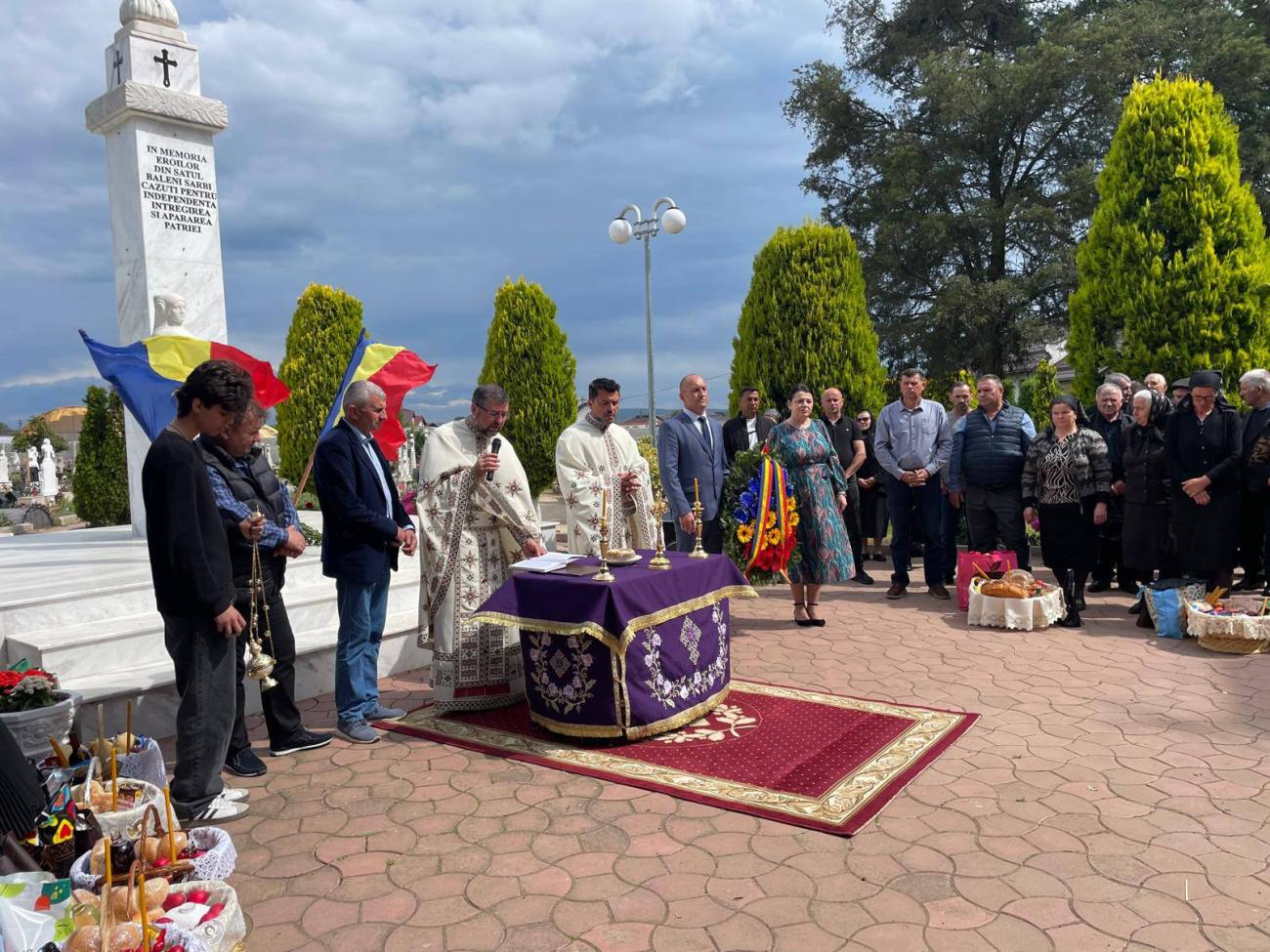 You are currently viewing La Băleni, Ziua Eroilor și Înălțarea Domnului au fost marcate prin ceremonii religioase și depuneri de coroane
