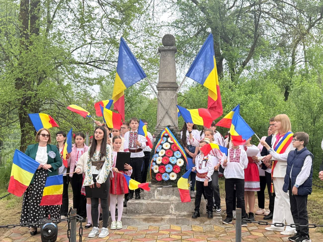 You are currently viewing Ceremonie solemnă la Bezdead, de Ziua Eroilor și Înălțarea Domnului