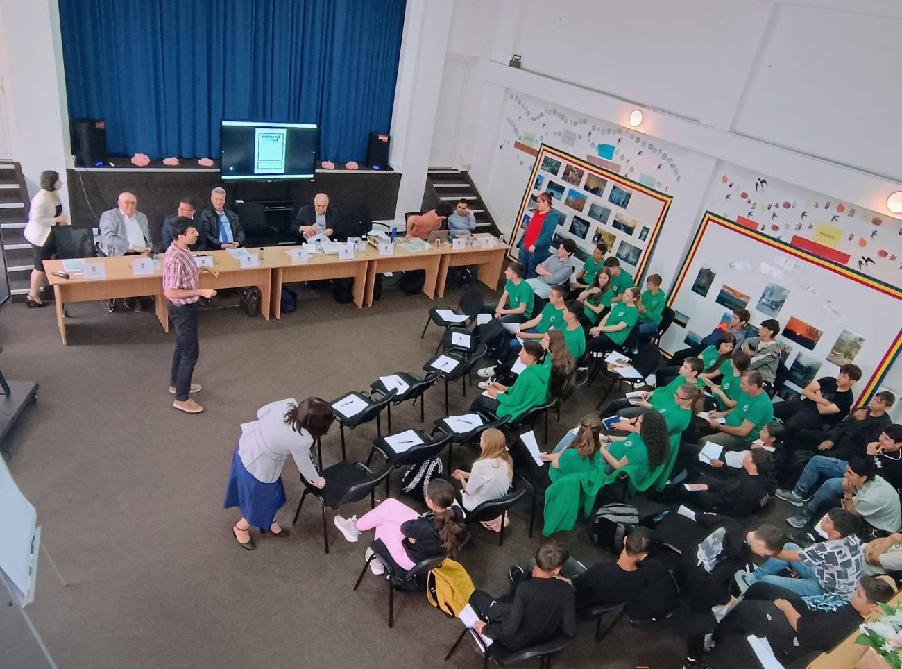 You are currently viewing Elevi și profesori din două comune dâmbovițene, reuniți la Conferința „Matematică și Școală”
