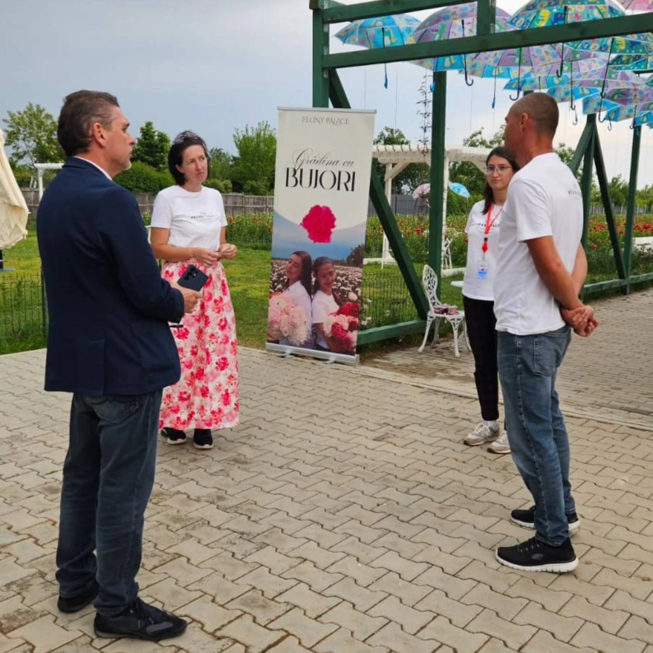 You are currently viewing Oaspeți de seamă printre bujorii din Dâmbovița, la plantația din Dărmănești