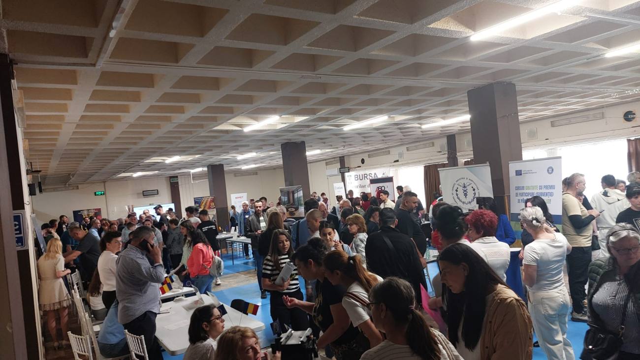 You are currently viewing Interes ridicat pentru Bursa Locurilor de Muncă de la Târgoviște; sute de persoane, selectate în vederea angajării