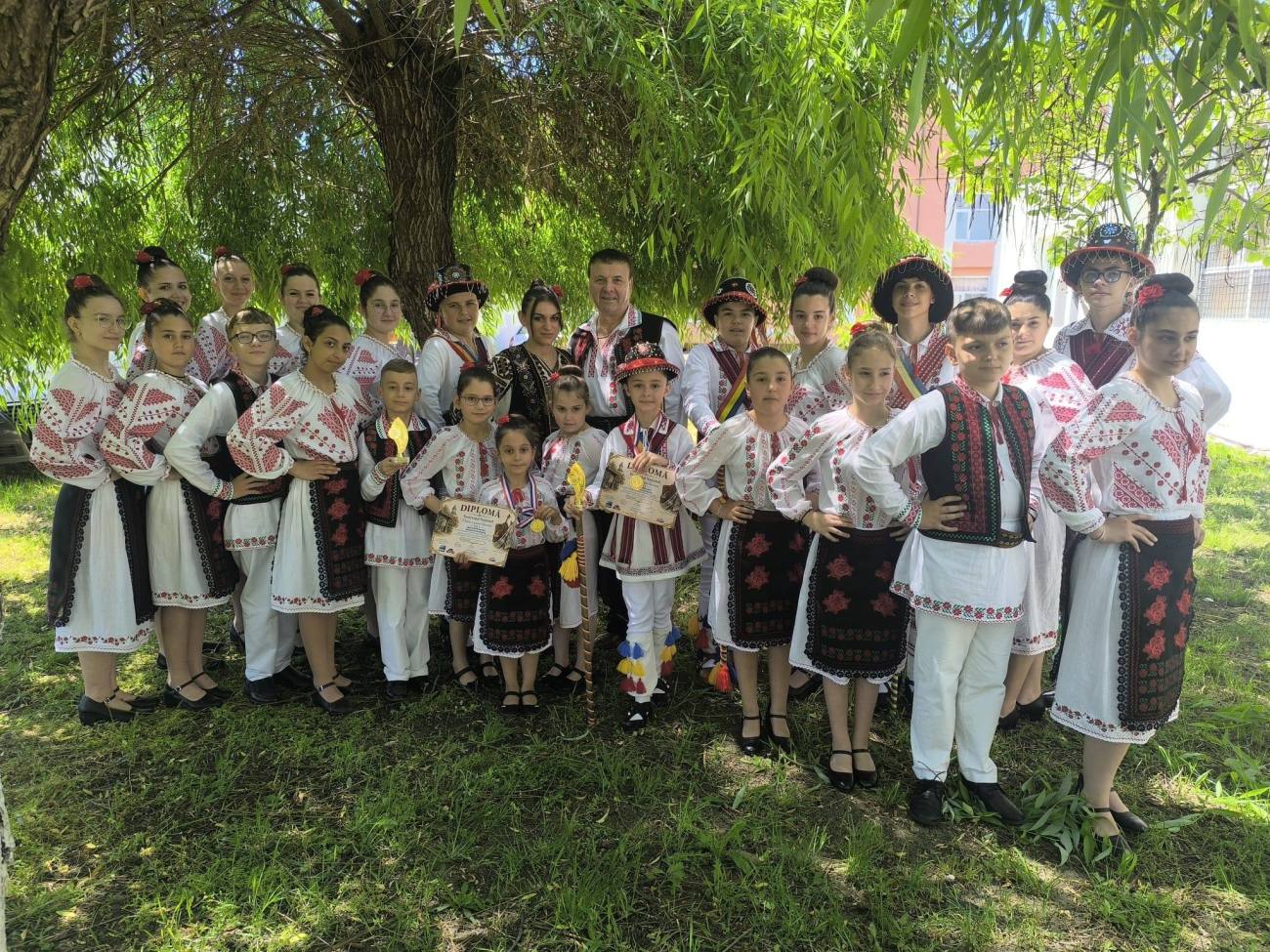 You are currently viewing Ansamblul „Trandafirii” din Gura Șuții, dublu trofeu la Festivalul Național „Dulce-i graiul buzoian”