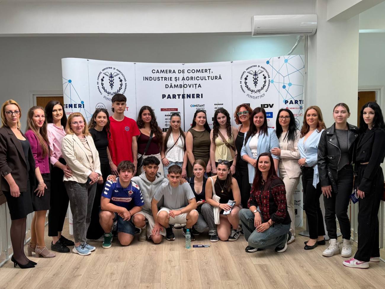You are currently viewing Elevi din Spania, în vizită la Camera de Comerț Dâmbovița, printr-un program Erasmus