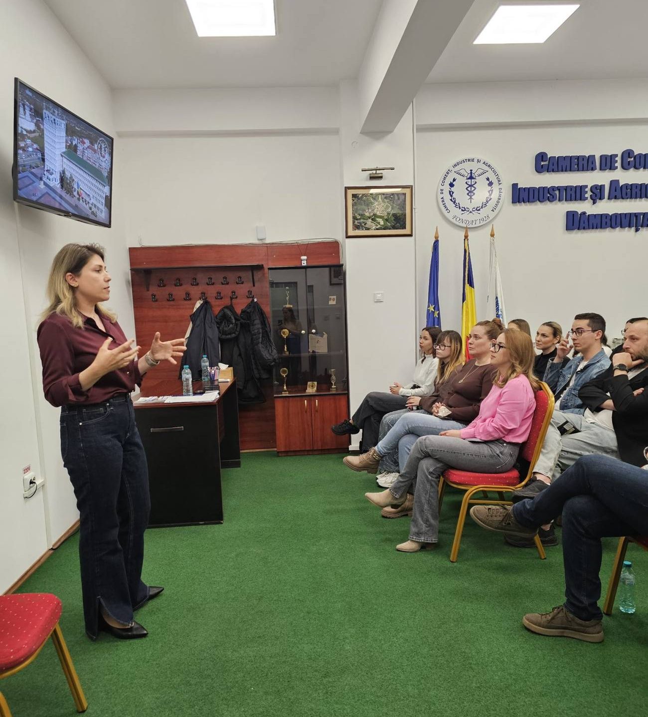 You are currently viewing Tinerii dâmbovițeni, încurajați să pornească în antreprenoriat, la workshopul „Start Smart”