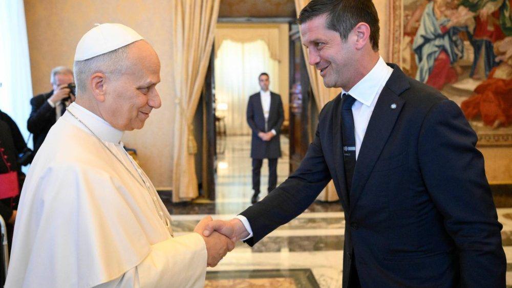 You are currently viewing Cristian Chivu și jucătorii de la Inter Milano, primiți și felicitați de Papa Leon al XIV-lea
