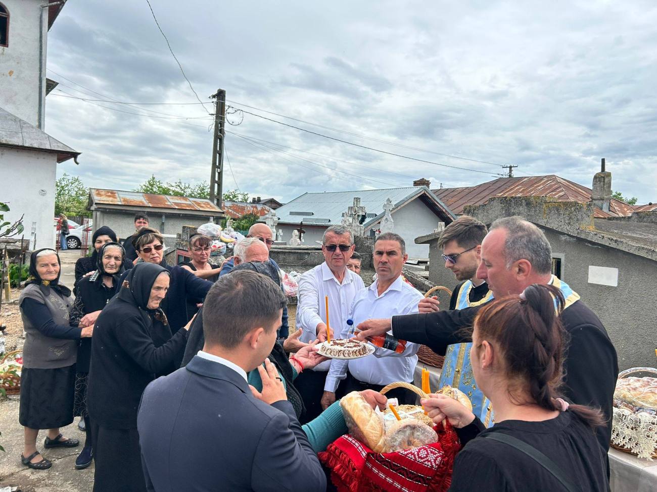 You are currently viewing La Dobra, Ziua Eroilor și Înălțarea Domnului au fost marcate prin manifestări religioase și momente de reculegere