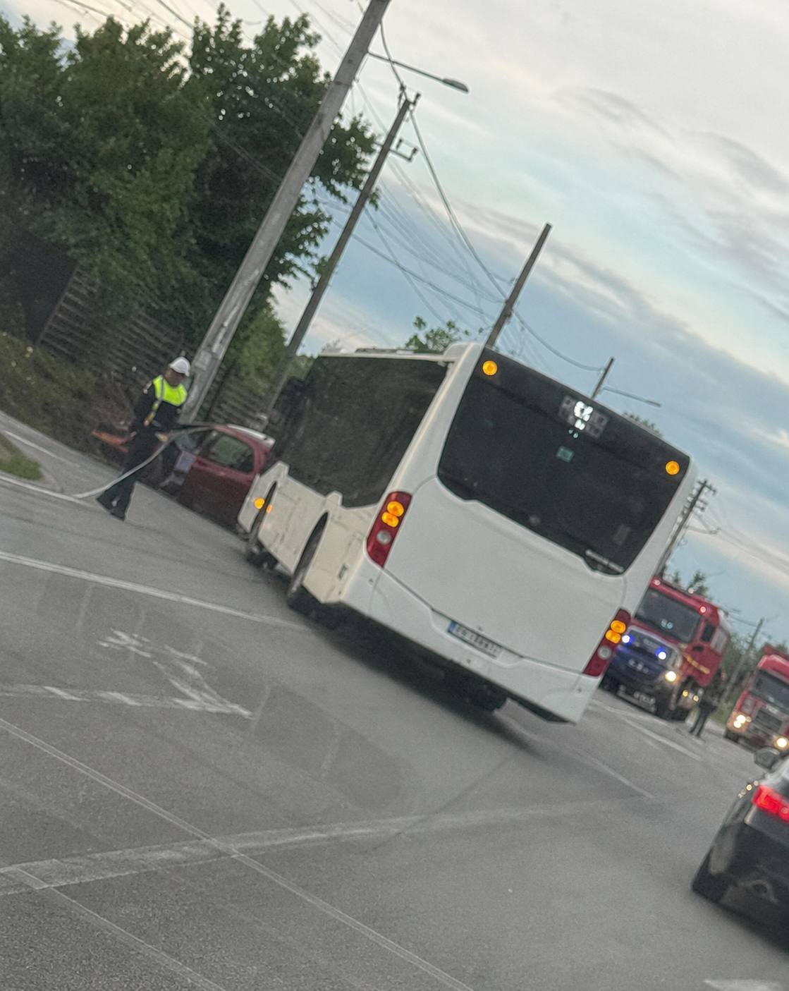 You are currently viewing Accident între un autoturism și un autobuz, la Aninoasa