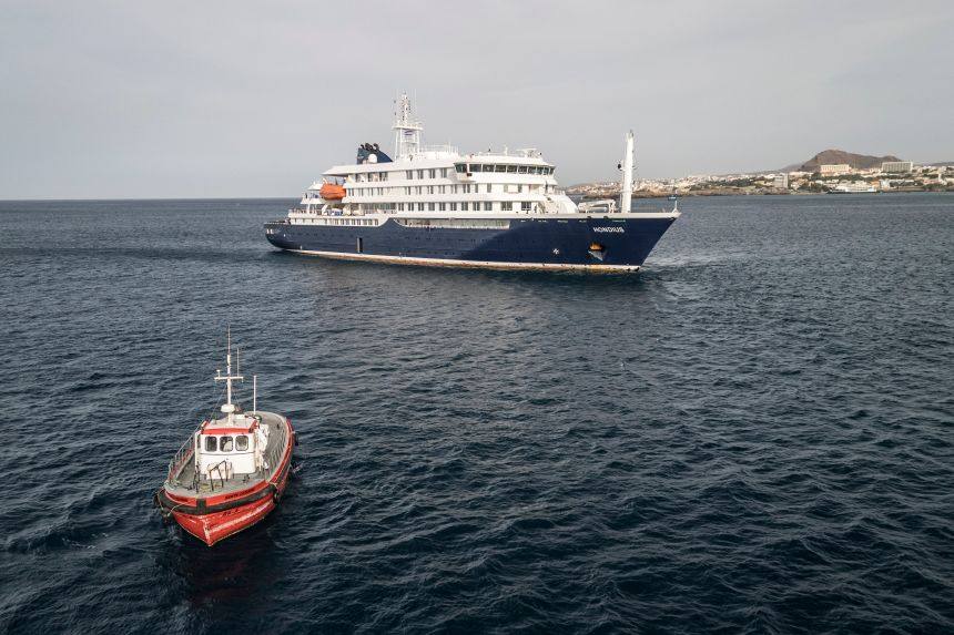 You are currently viewing Vasul de croazieră afectat de hantavirus a ajuns în Tenerife. Pasagerii sunt așteptați de medici, iar șeful OMS supraveghează debarcarea