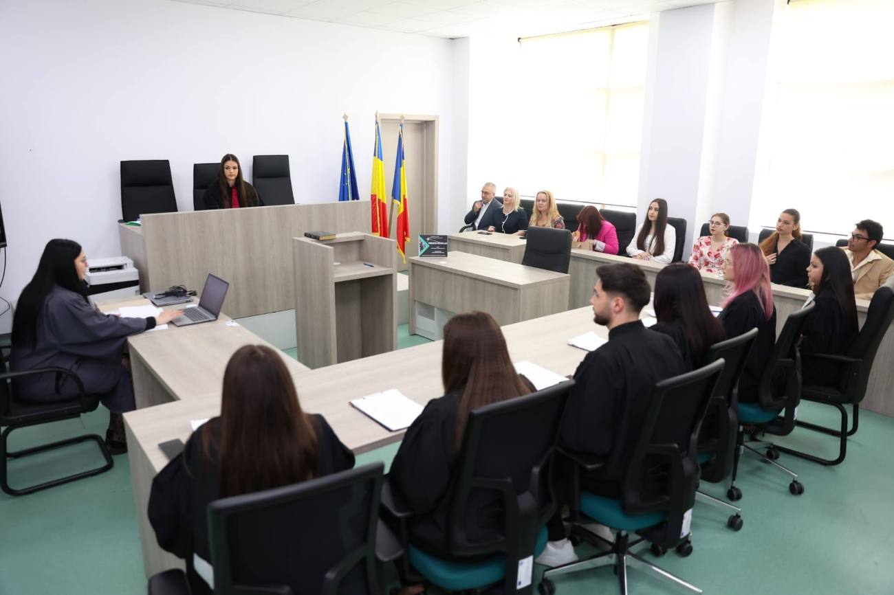 You are currently viewing Comunicări științifice la UVT. Studenții au participat la dezbateri, un proces simulat și teatru forum