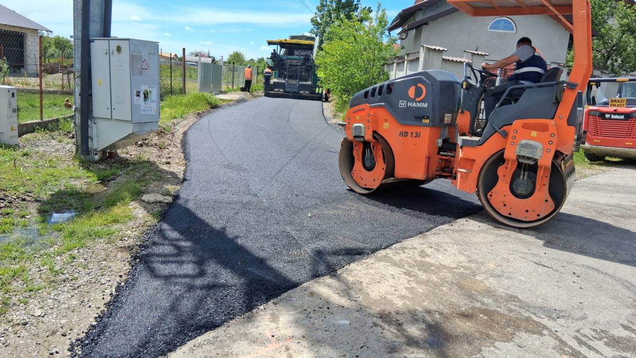 You are currently viewing Lucrările de asfaltare continuă la Gura Șuții. Mai multe străzi din comună intră în modernizare