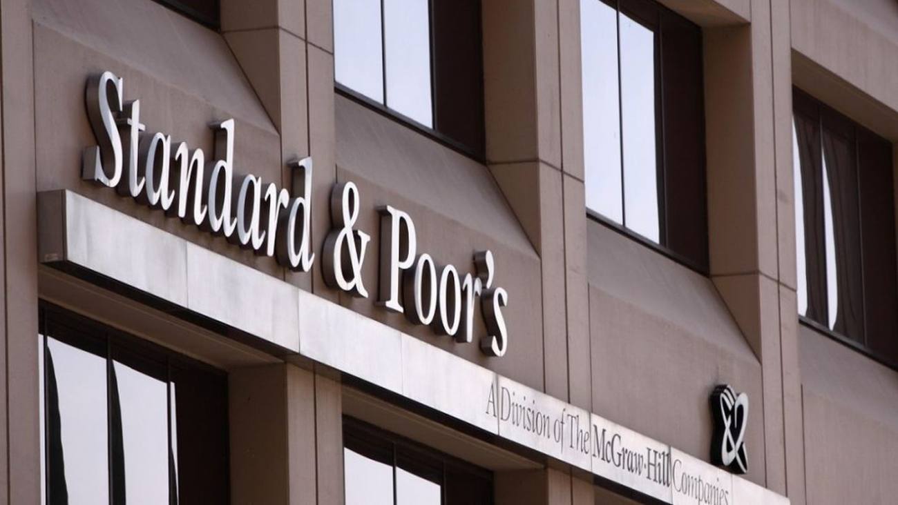 You are currently viewing Agenția Standard & Poors a păstrat cu greu ratingul României la ultima treaptă înainte de junk