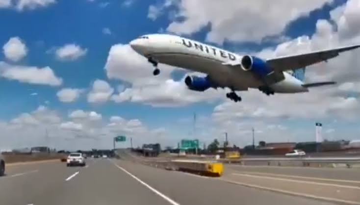 You are currently viewing Un avion Boeing 767 a lovit un camion de livrări pe o autostradă de lângă New York