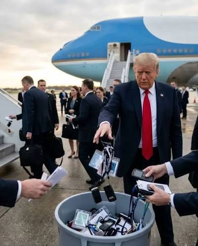 You are currently viewing Președintele Trump și membrii delegației au aruncat toate obiectele primite în China, înainte de îmbarcarea în Air Force One