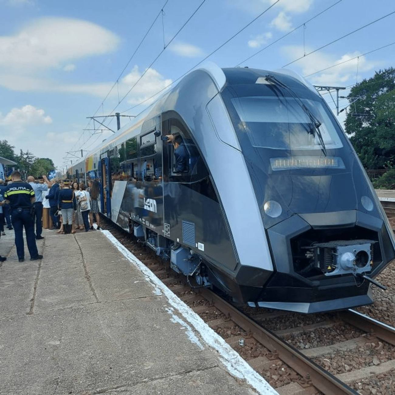 You are currently viewing Trenul românesc Leon, fabricat la Pașcani, va transporta vineri astronauți și experți aerospațiali internaționali la Brașov