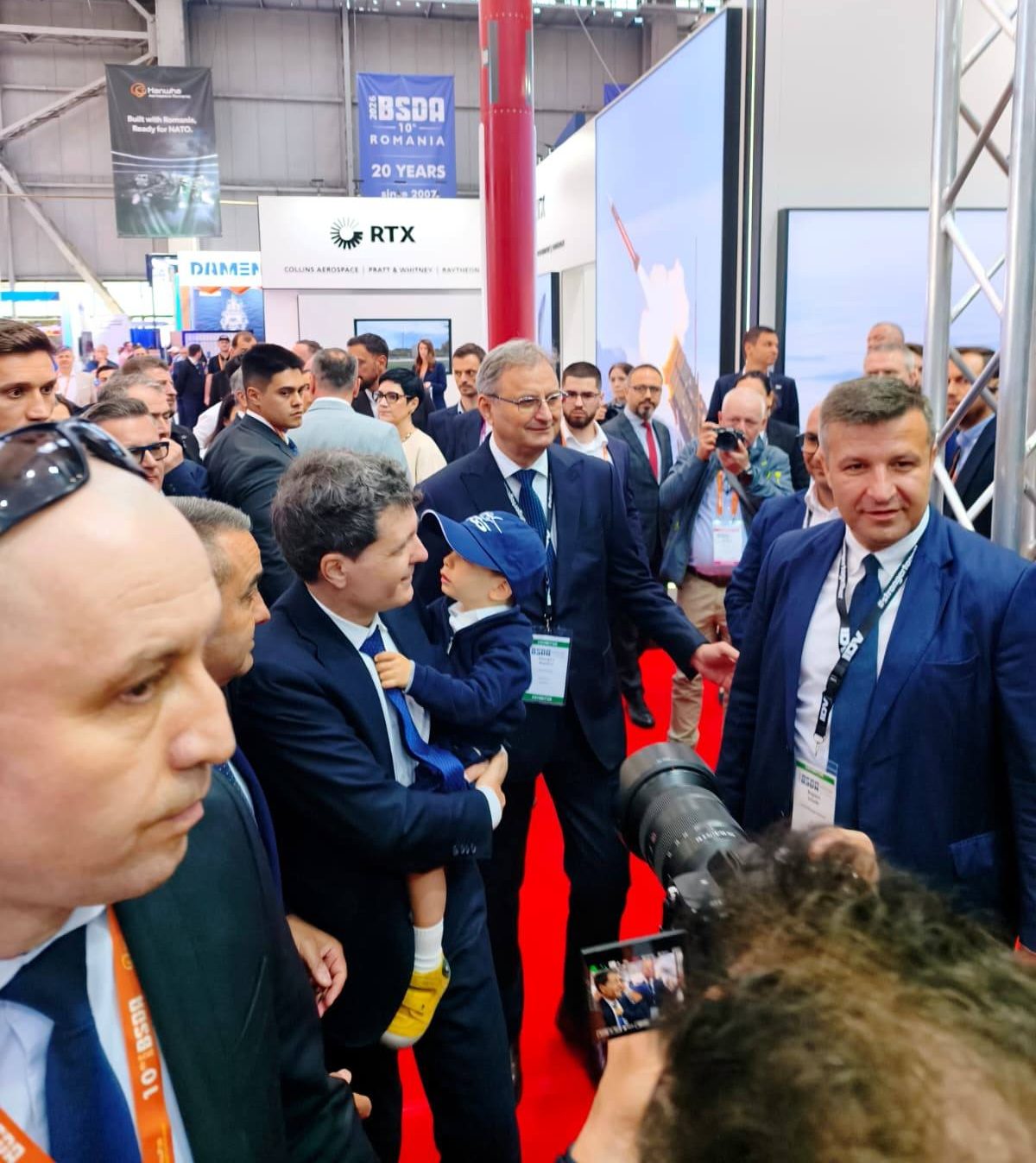 You are currently viewing Președintele Nicușor Dan a vizitat standul Iveco Defence Vehicles, la cea mai mare expoziție militară din regiune