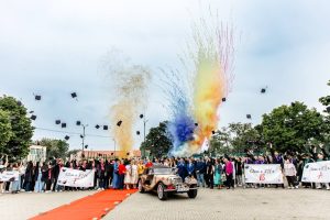 Read more about the article Absolvenții din Titu au defilat, astăzi, prin oraș, într-o paradă a emoției și a noilor începuturi