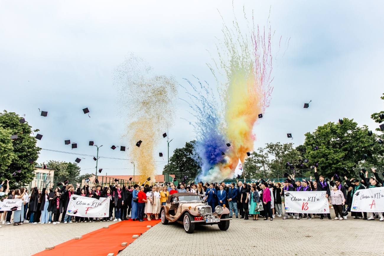 You are currently viewing Absolvenții din Titu au defilat, astăzi, prin oraș, într-o paradă a emoției și a noilor începuturi