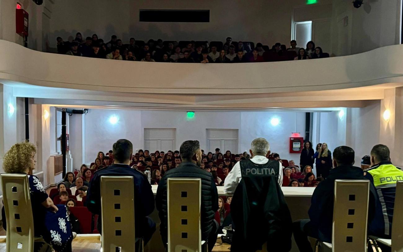 You are currently viewing Elevi din Fieni, implicați într-o activitate preventivă organizată de IPJ Dâmbovița și Penitenciarul Găești