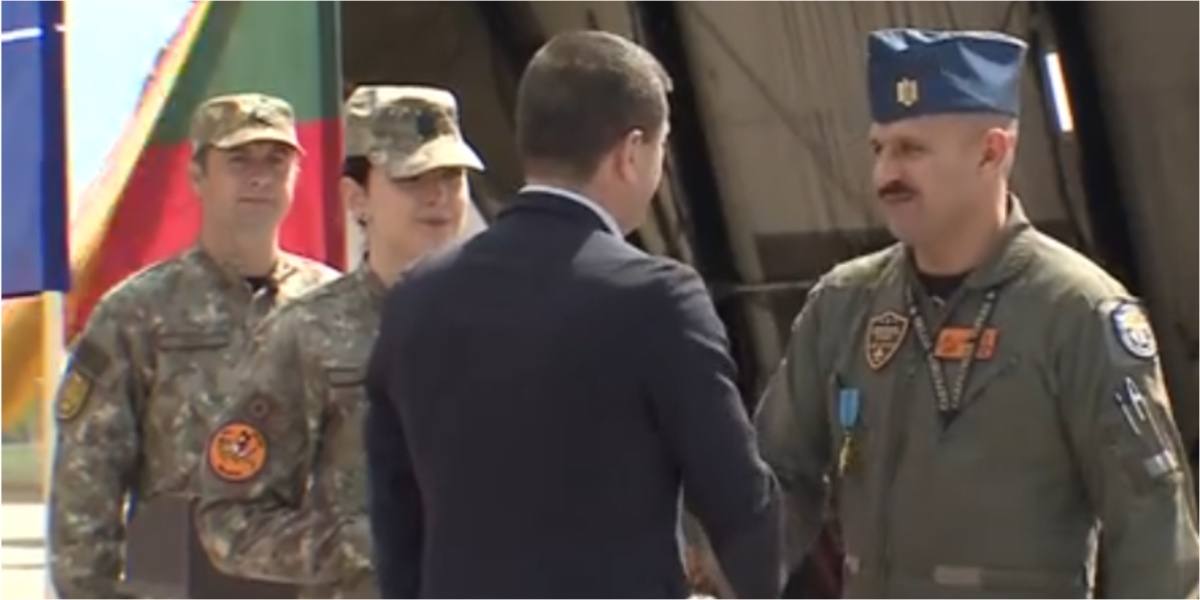 You are currently viewing Pilotul român care a doborât o dronă în Estonia a fost decorat de ministrul Radu Miruță