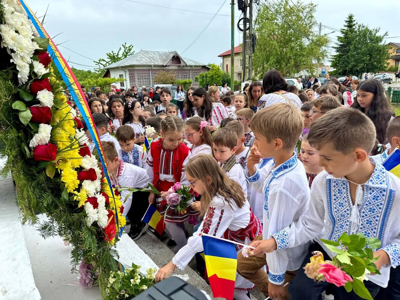 You are currently viewing La Răzvad, Ziua Eroilor și Înălțarea Domnului au fost marcate printr-un moment emoționant dedicat memoriei celor ce s-au jertfit pentru țară