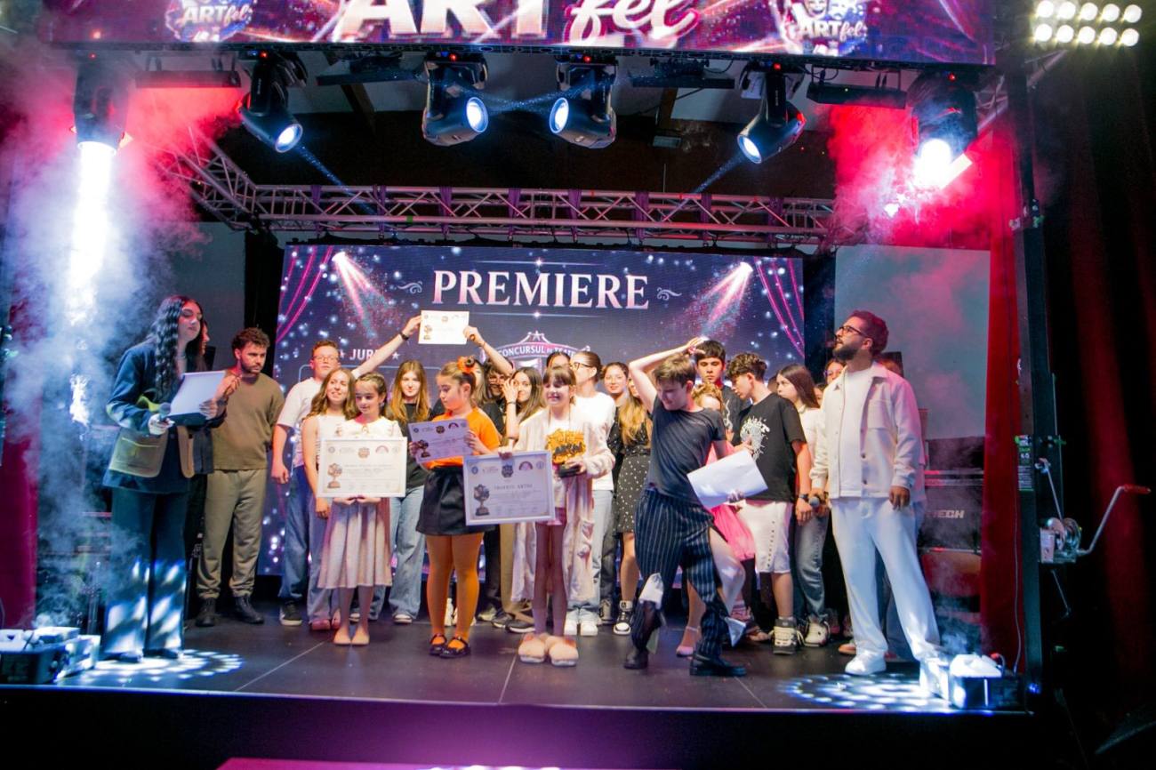 You are currently viewing Prima ediție a concursului „ARTfel”, organizată la Titu. Tinerii talentați au urcat pe scenă într-un spectacol al creativității