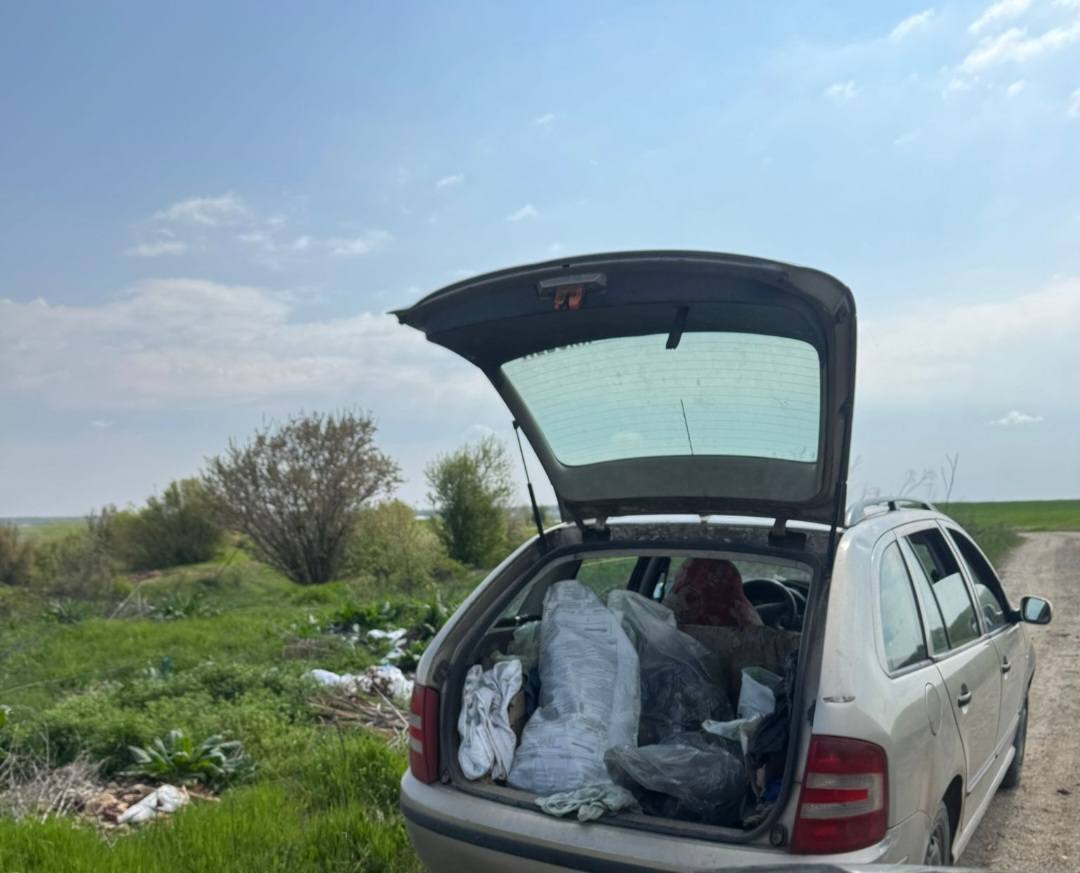 You are currently viewing Primarul din Văcărești acuză abandonuri de gunoaie și câini în comună: Nu suntem groapa de gunoi a județului