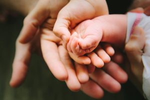 Read more about the article Italia a recunoscut trei părinți pentru un copil, într-o hotărâre judecătorească istorică