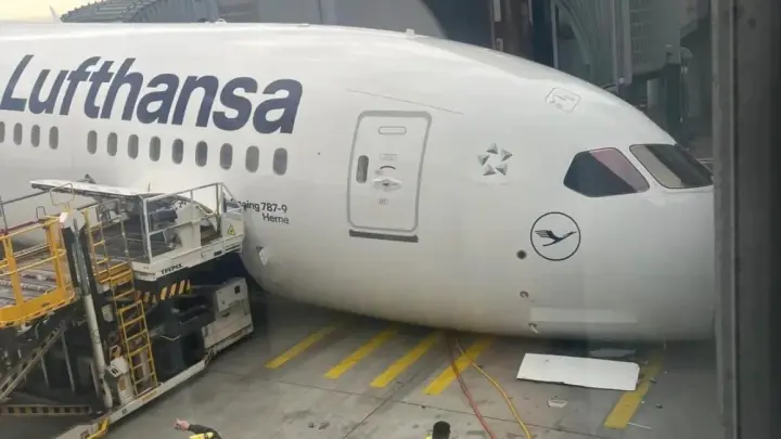 You are currently viewing Trenul de aterizare al unui Boeing 787 de la Lufthansa s-a prăbușit pe aeroportul din Frankfurt