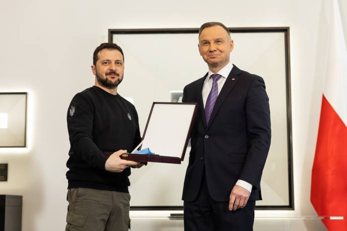 You are currently viewing Zelenski a restituit Poloniei distincția primită, după ce i-a fost retrasă de președintele Nawrocki