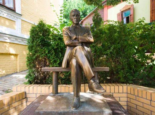 You are currently viewing Ucrainenii au dat jos statuia scriitorului rus Mihail Bulgakov