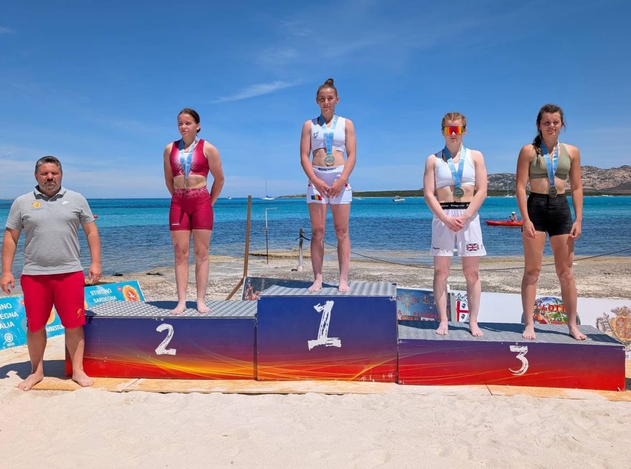 You are currently viewing Aur pentru România pe nisipul Sardiniei! Luptătoarea Mădălina Pavel, medaliată cu aur la turneul internațional de lupte pe plajă desfășurat la Stintino