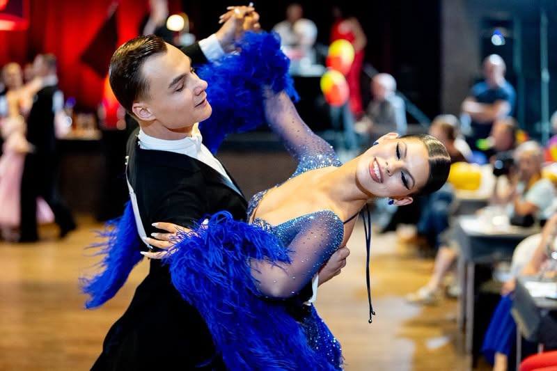 You are currently viewing De la Pitești la Bruxelles! Românca de 15 ani care a cucerit Belgia și impresionează lumea dansului sportiv