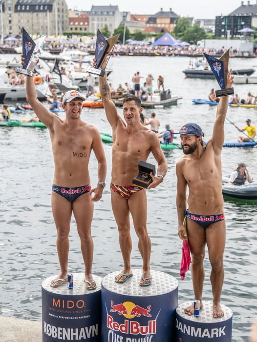 You are currently viewing Aur și bronz pentru sportivii români la sărituri în apă de la mare înălțime! Constantin Popovici, pe cea mai înaltă treaptă a podiumului la Copenhaga