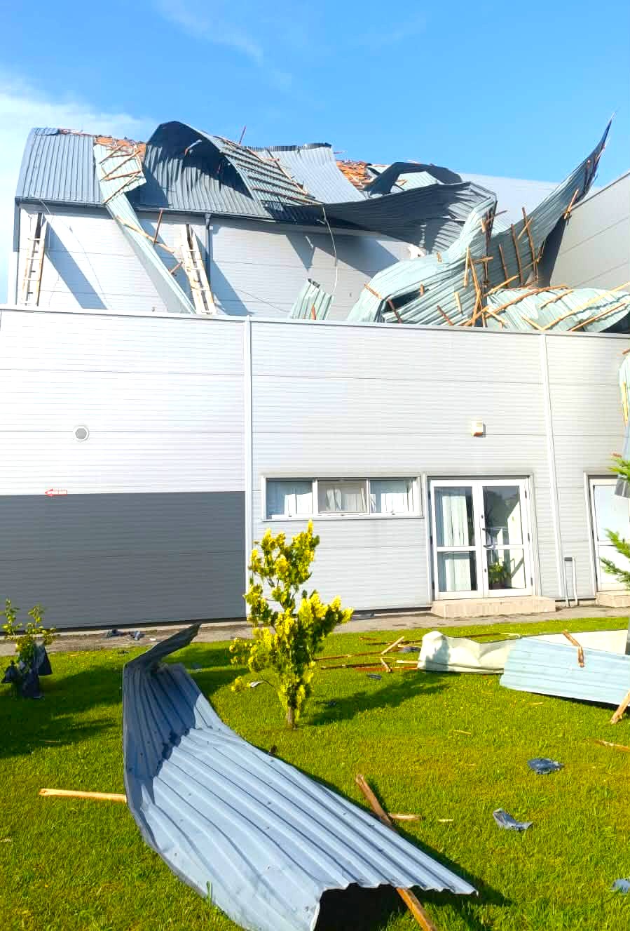 You are currently viewing Dezastru în Târgoviște după furtuna devastatoare! Acoperișul bazinului olimpic din Târgoviște, smuls de vijelie. Complexul Turistic de Natație, închis temporar