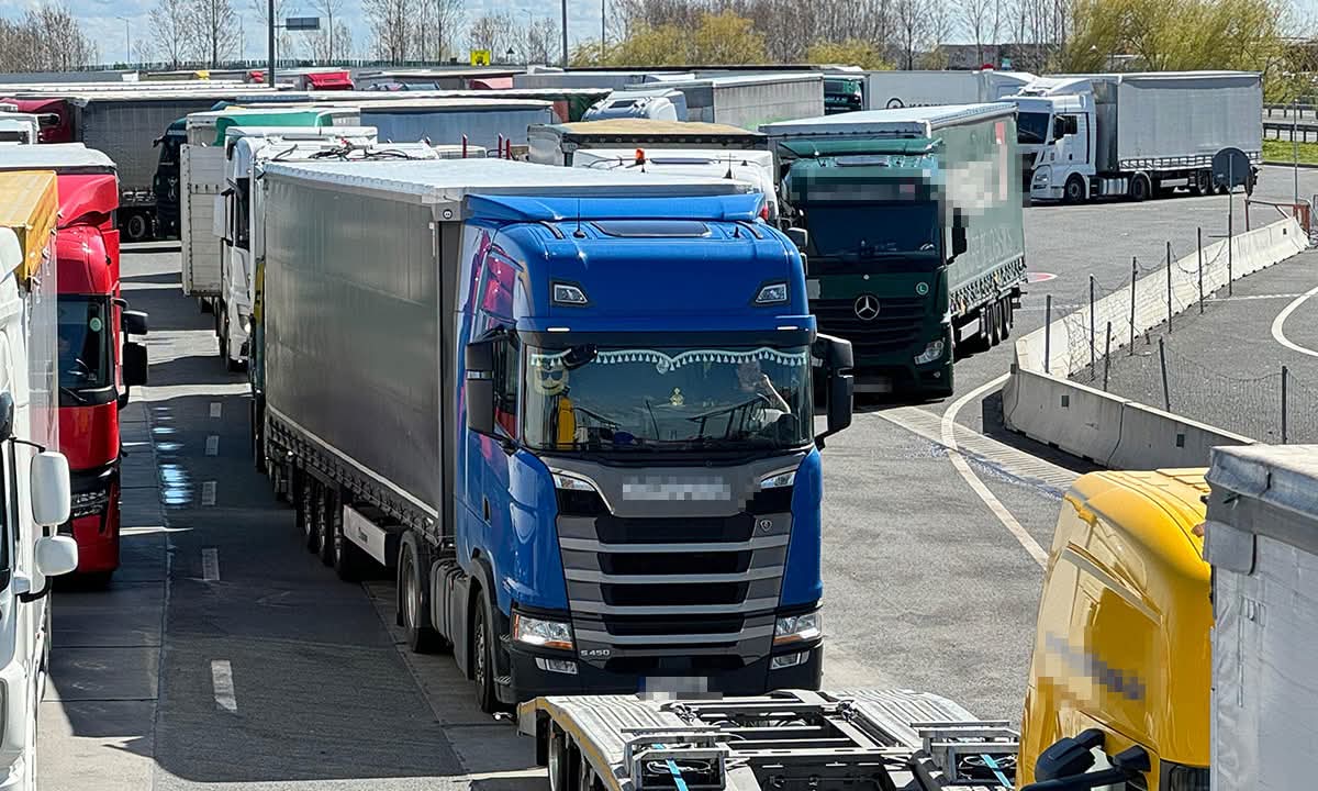 You are currently viewing Atenție, transportatori! Program special pentru circulația camioanelor în Ungaria