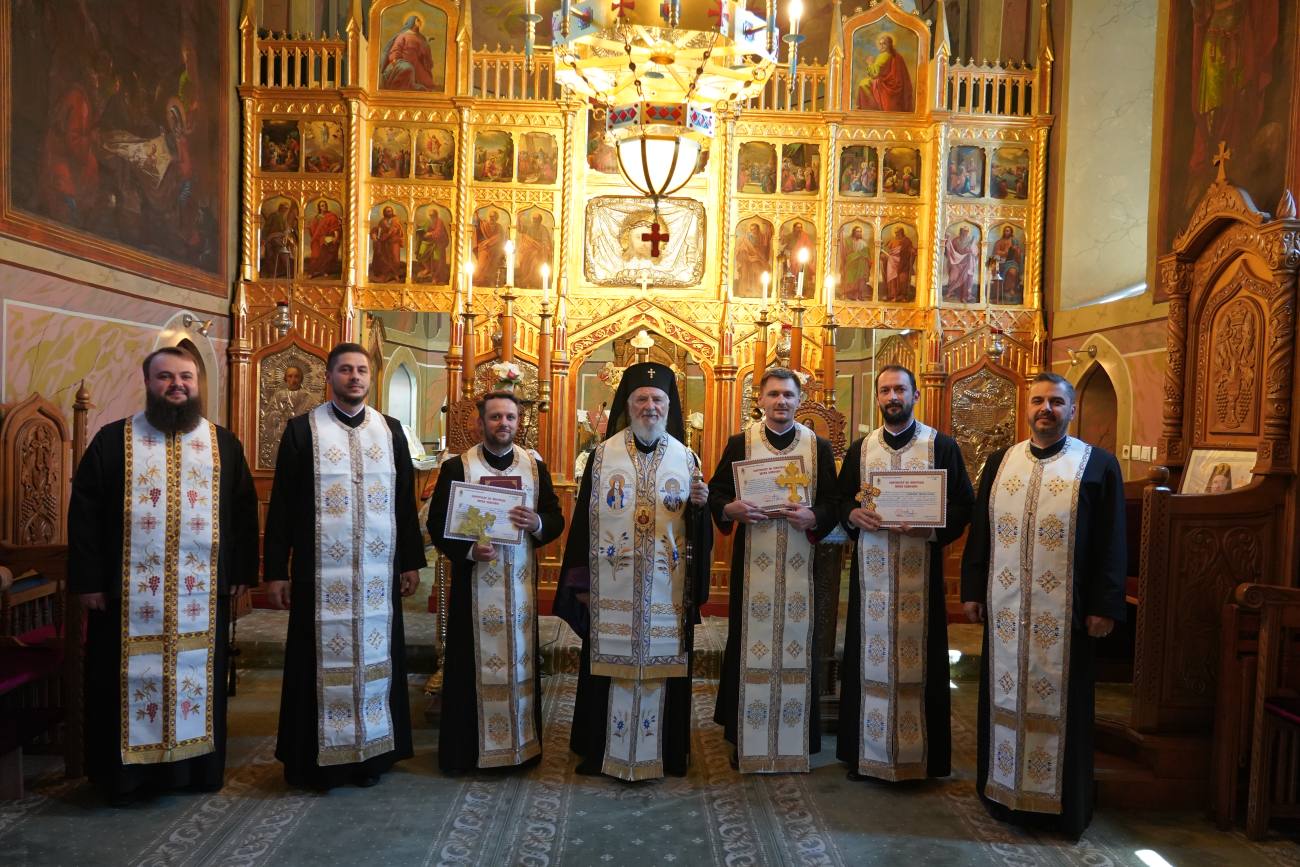 You are currently viewing LA PARACLISUL EPARHIAL DIN TÂRGOVIȘTE AU FOST HIROTESIȚI NOI DUHOVNICI