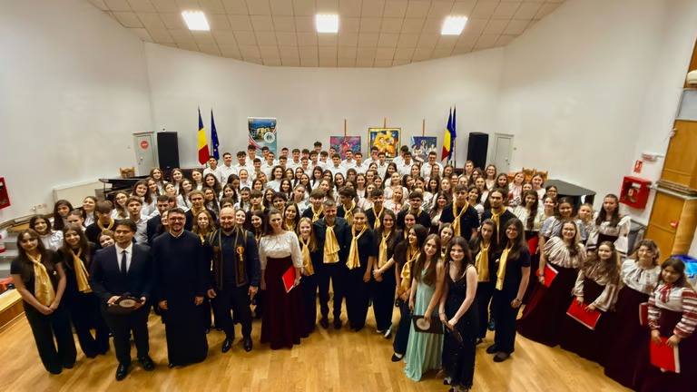 You are currently viewing CORURILE SEMINARULUI TEOLOGIC LICEAL DIN TÂRGOVIȘTE AU CONCERTAT LA EVENIMENTUL „CORALIA”
