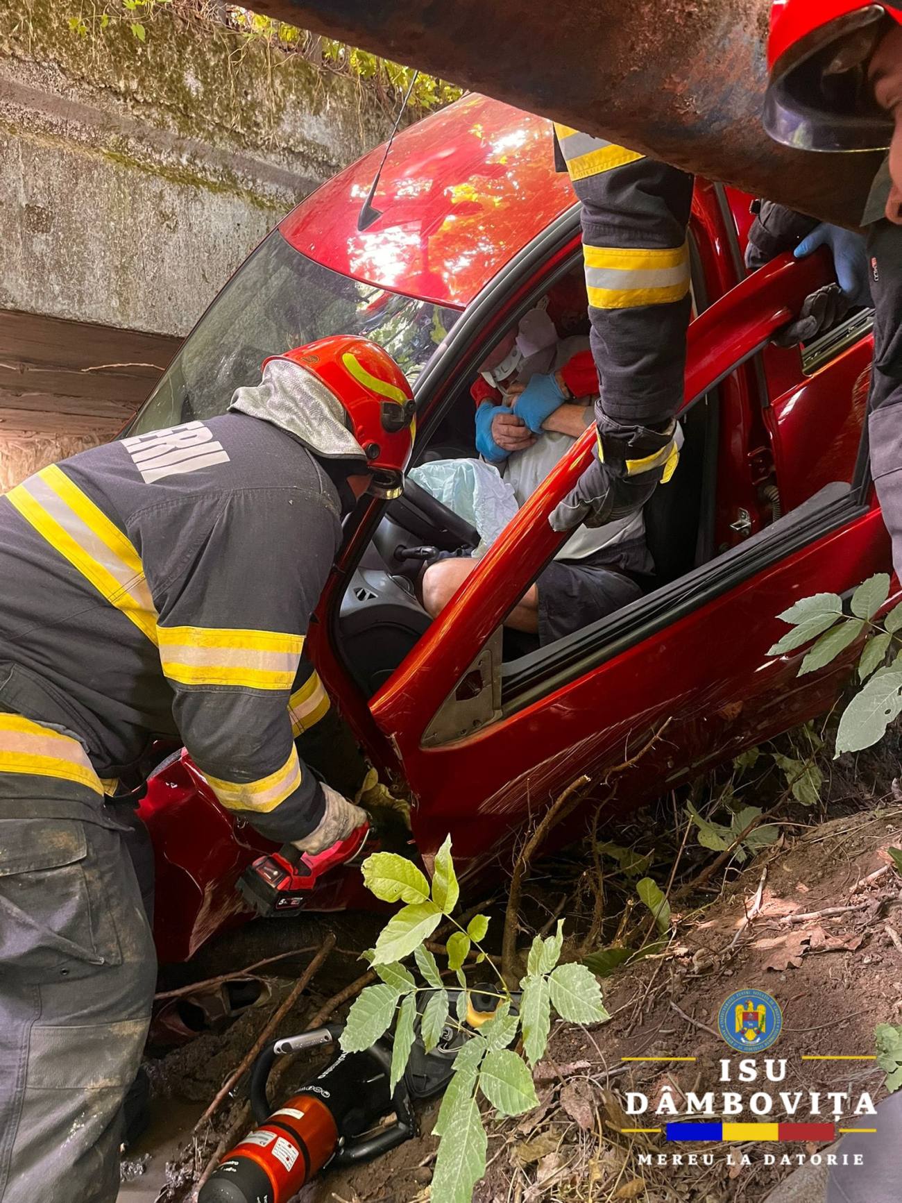 You are currently viewing TERIBIL ACCIDENT RUTIER ÎN COMUNA HULUBEȘTI! UN AUTOTURISM A AJUNS ÎN ALBIA UNUI PÂRÂU!