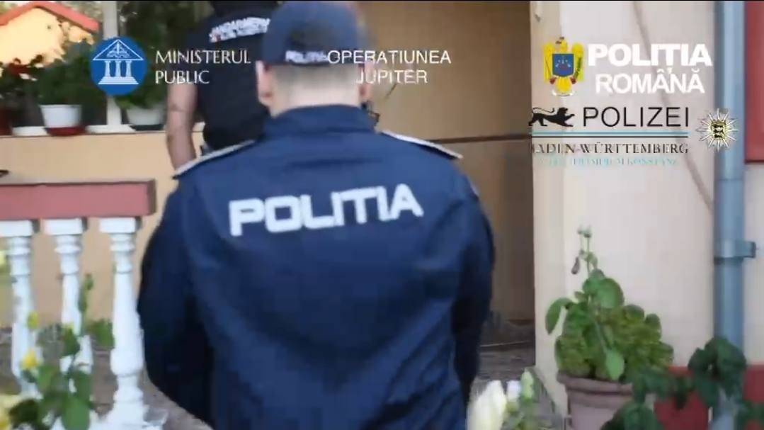 You are currently viewing VIDEO: 16 MANDATE DE PERCHEZIȚIE DOMICILIARĂ PUSE ÎN APLICARE DE POLIȚIȘTII SERVICIULUI DE INVESTIGAȚII CRIMINALE