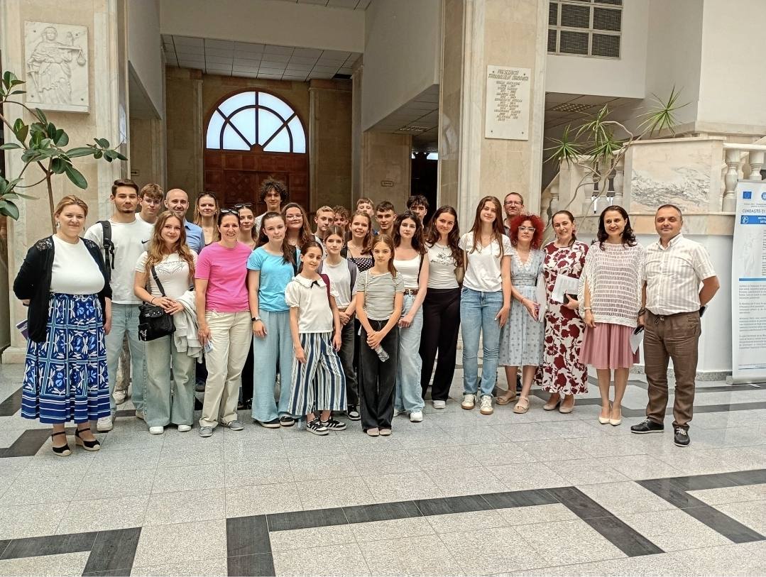 You are currently viewing Vizită educațională Erasmus+ la Tribunalul Dâmbovița: Tinerii în rol de „Judge for a Day”