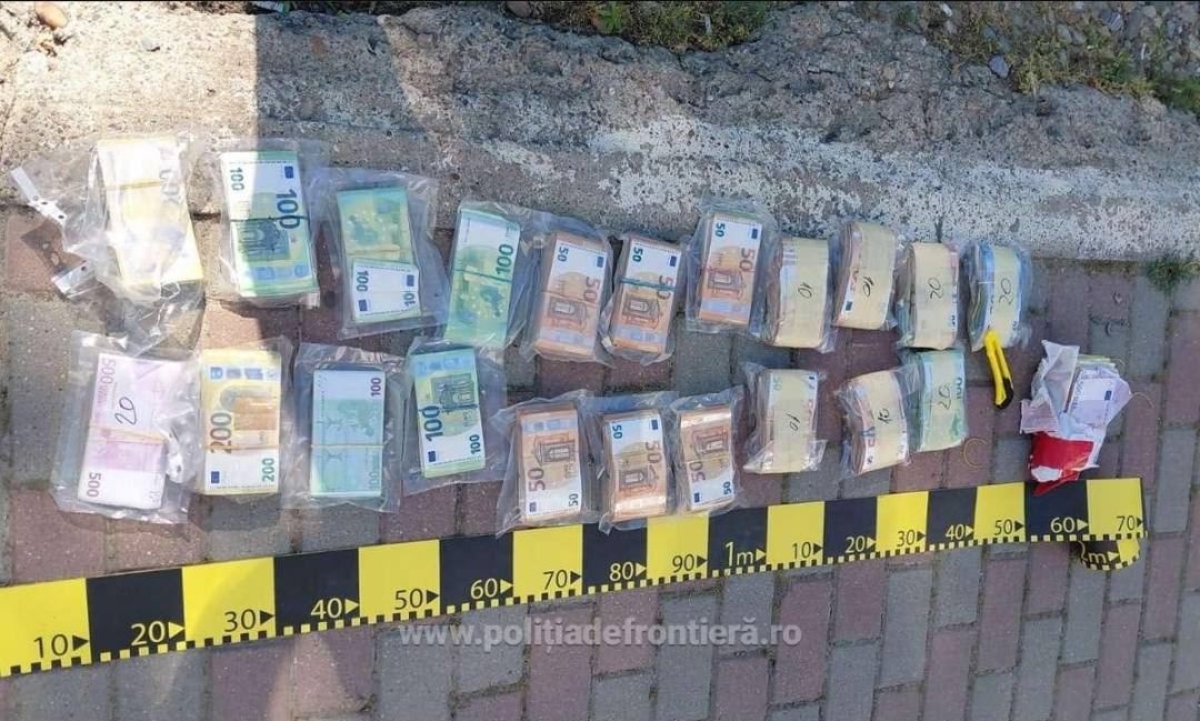 You are currently viewing Peste 343.000 de euro, descoperiți ascunși într-un microbuz condus de un cetățean ucrainean urmărit internațional