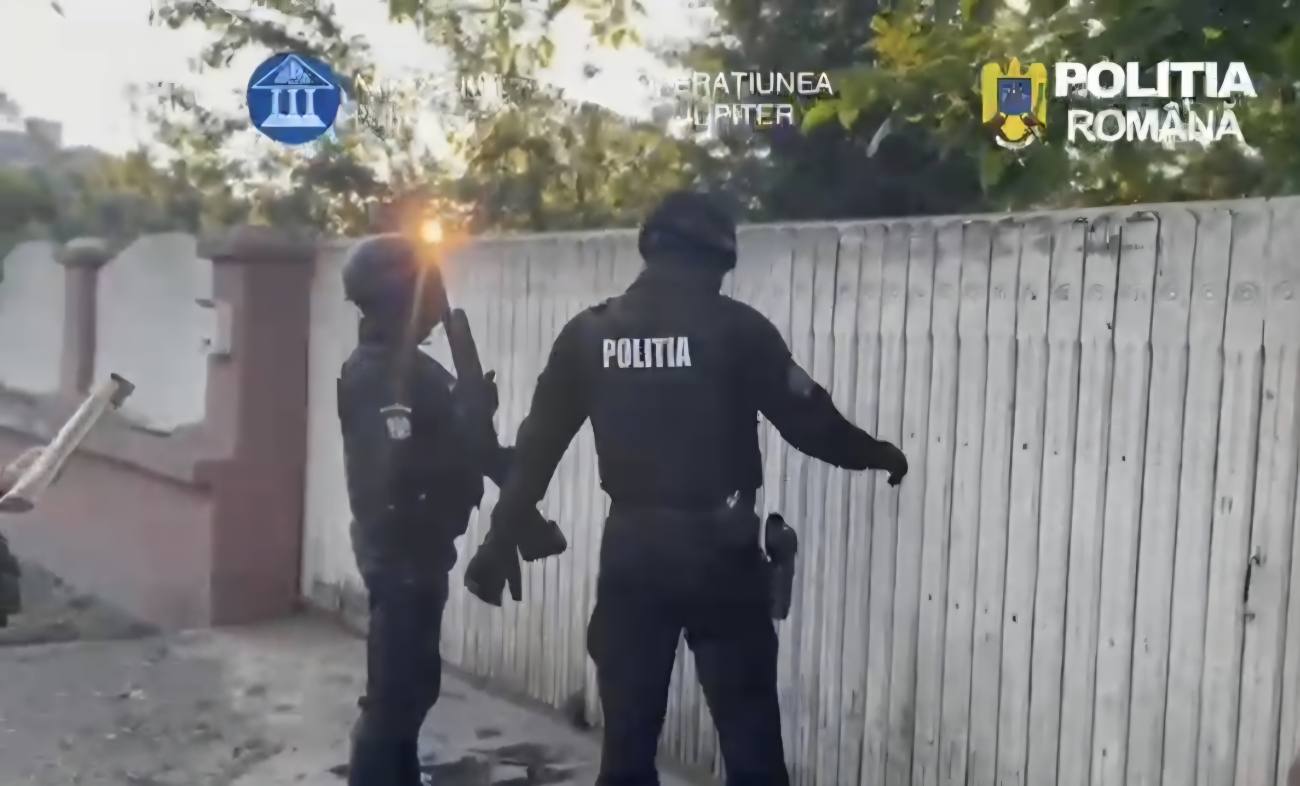 You are currently viewing VIDEO: 62 DE MANDATE DE PERCHEZIȚIE DOMICILIARĂ PUSE ÎN APLICARE DE POLIȚIȘTII DIN DÂMBOVIȚA