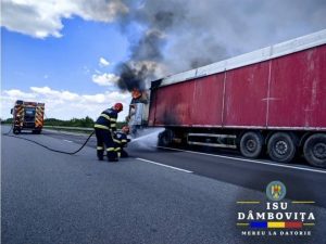 Read more about the article Un camion a luat foc pe A1 la km 80! Pompierii din Găești au intervenit!
