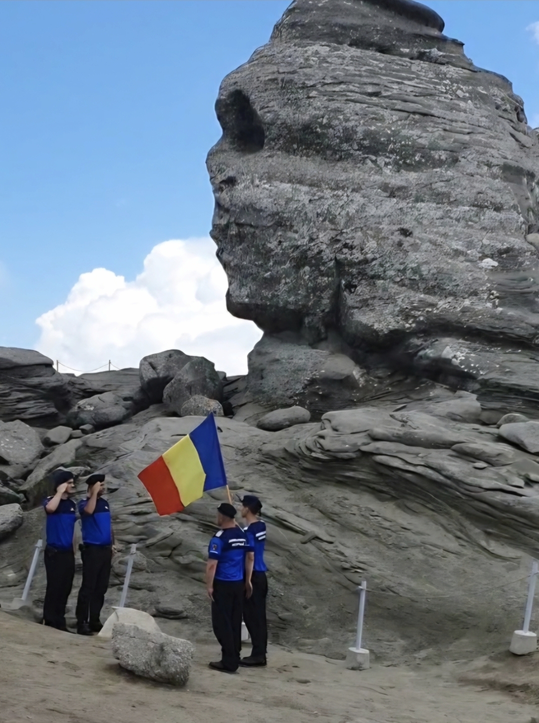 You are currently viewing Tricolorul la Sfinxul din Bucegi, omagiu de Ziua Drapelului Național