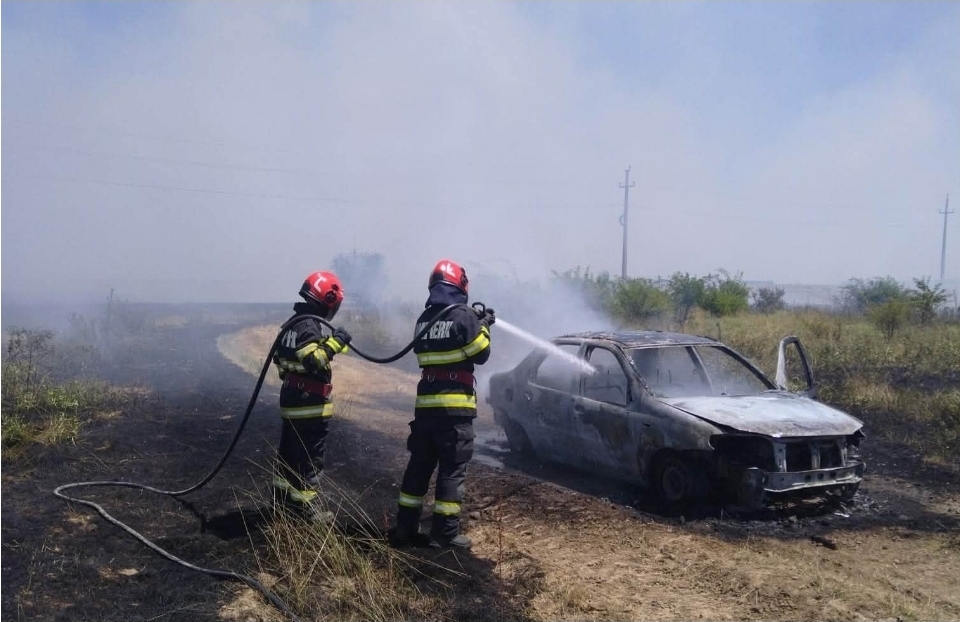 You are currently viewing Un autoturism a fost mistuit de flăcări în localitatea dâmbovițeană Cornățelu!