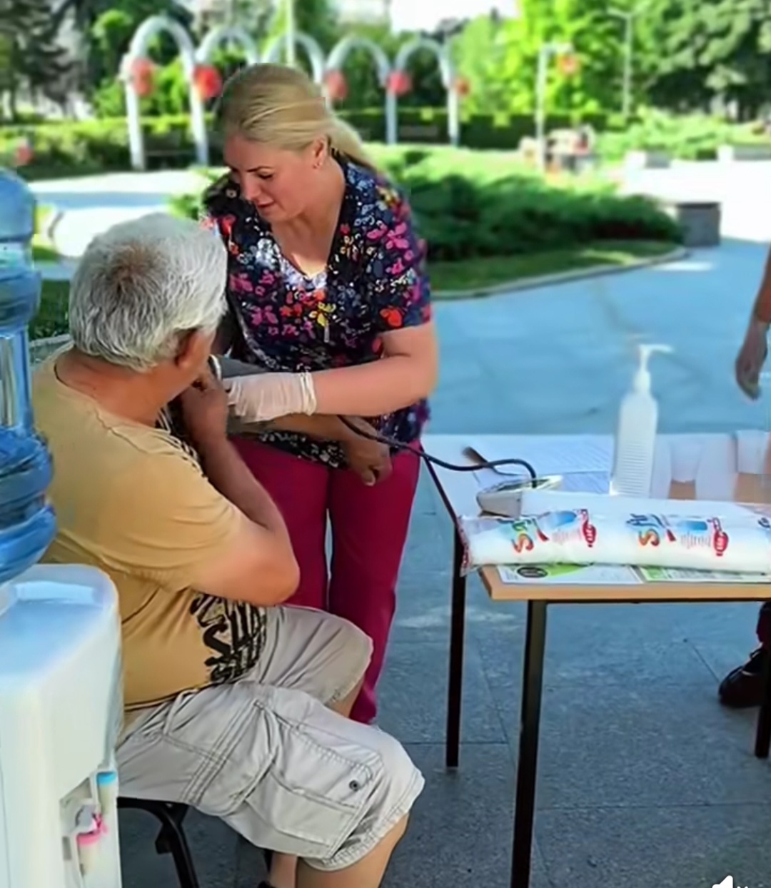 You are currently viewing Târgoviște, sub cod roșu de caniculă. Cinci puncte de distribuire a apei și monitorizare a stării de sănătate, amenajate în oraș