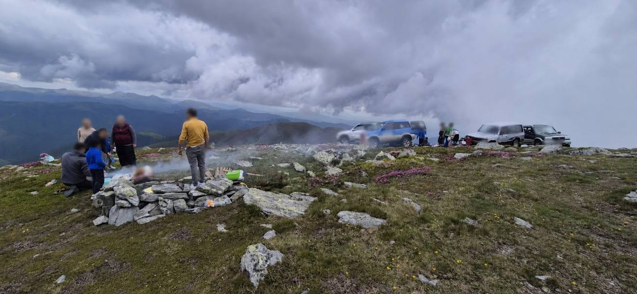You are currently viewing Grătare și SUV-uri printre bujorii de munte. Alpinistul Geo Badea cere intervenția autorităților în Leaota