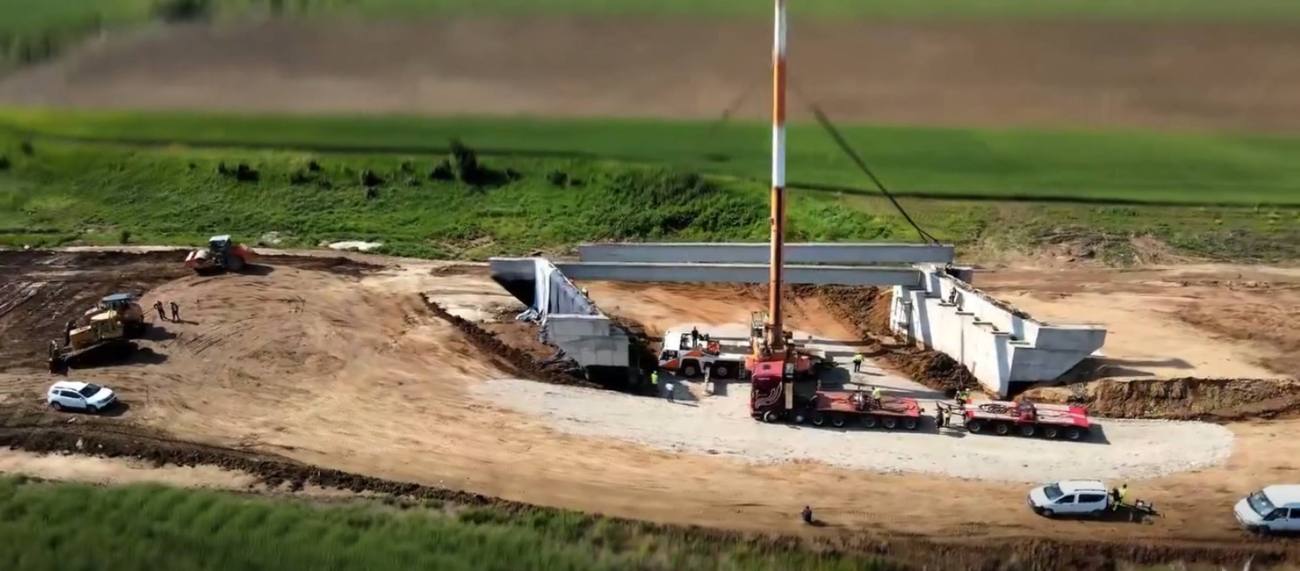 You are currently viewing Centura orașului Găești prinde contur. Au început montările de grinzi la primul pod al variantei ocolitoare