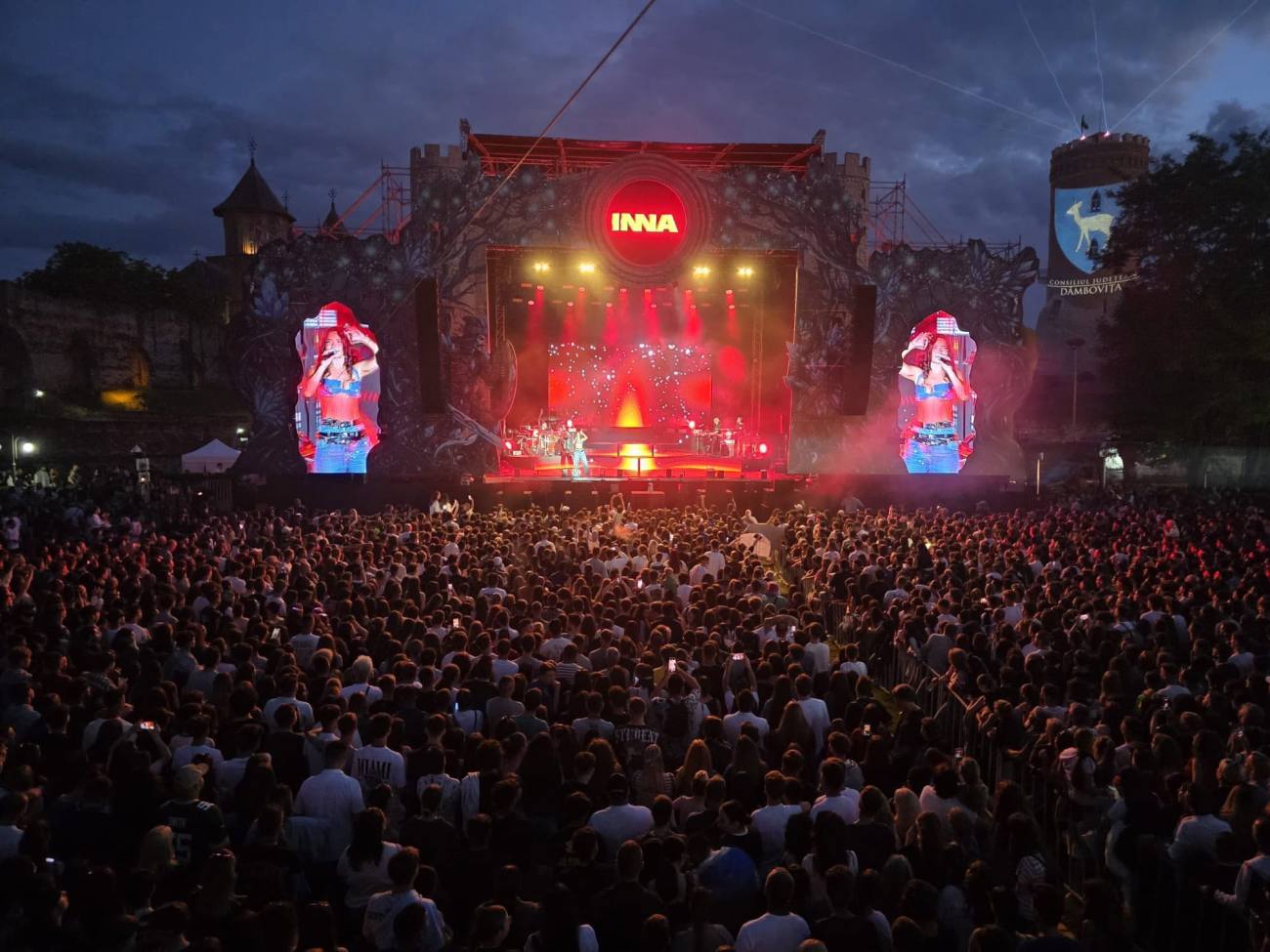 You are currently viewing Spectacol grandios la finalul Zilelor Județului Dâmbovița. Peste 25.000 de persoane au participat la concerte